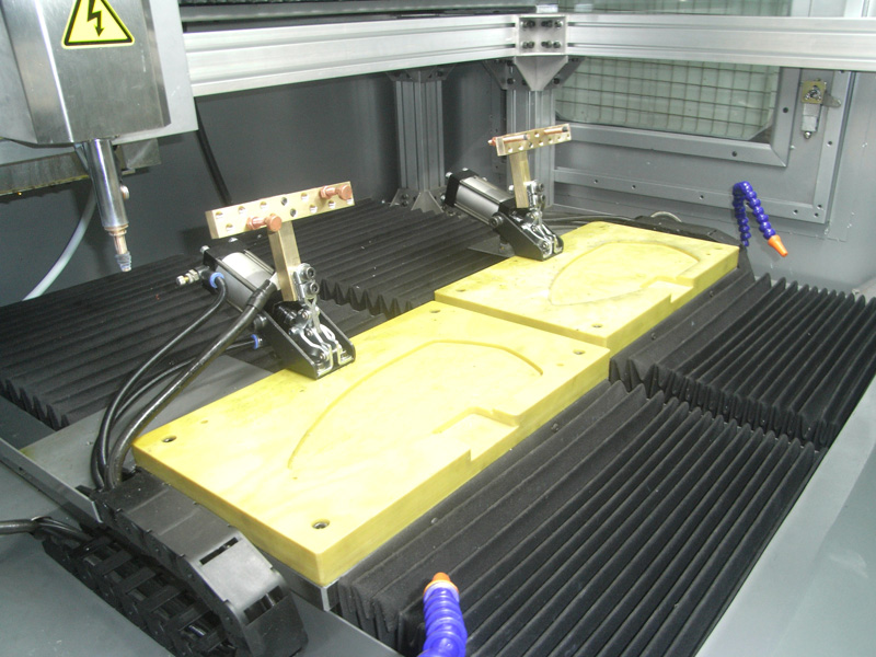 双工作台螺柱焊机CNC-LZ4060-2（）铝熨斗焊接.jpg